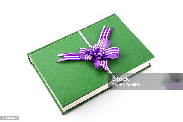 Libro Regalo Con Nastro Viola Isolato Su Sfondo Bianco - Fotografie stock e altre immagini di Anniversario