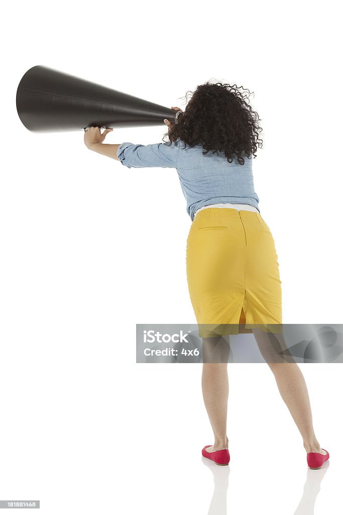 Vue arrière d'une femme criant dans le Mégaphone - Photo de Adulte libre de droits