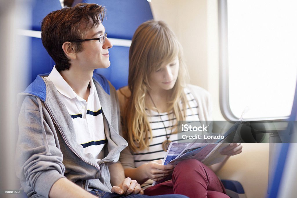 Jeunes adultes en voyage en train - Photo de Activité avec mouvement libre de droits