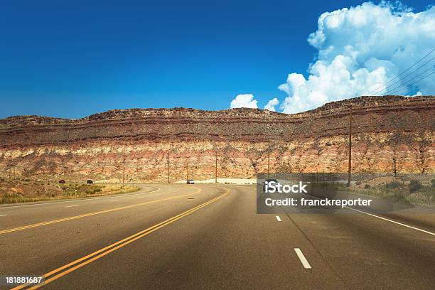 Foto de Dirigindo Em Algum Lugar No American Road e mais fotos de stock de Aberto - Aberto, América do Norte, Arizona