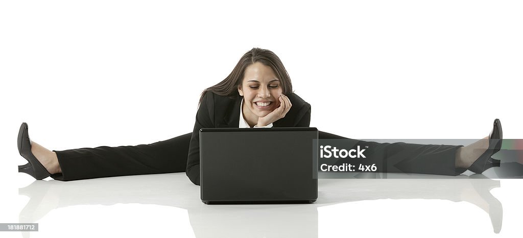 Donna d'affari facendo una divisione e Usare il laptop - Foto stock royalty-free di Felicità