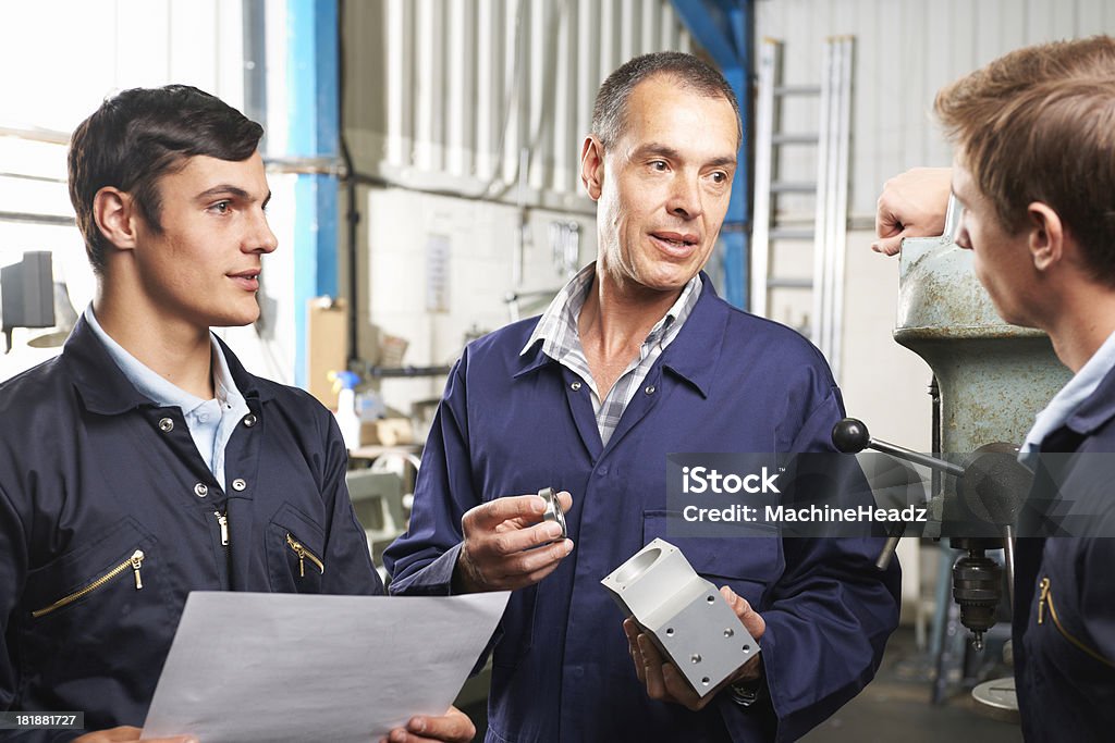 Drei Ingenieure in Fabrik - Lizenzfrei Maschinenteil - Ausrüstung und Geräte Stock-Foto