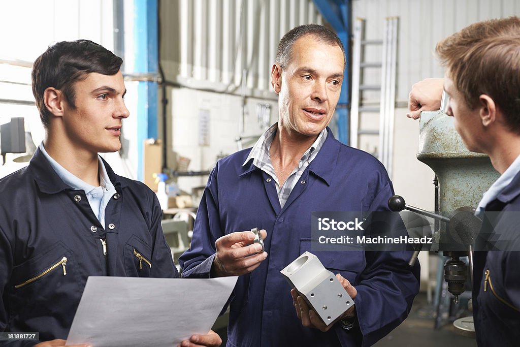 Три инженеров на завод - Стоковые фото Machinery роялти-фри