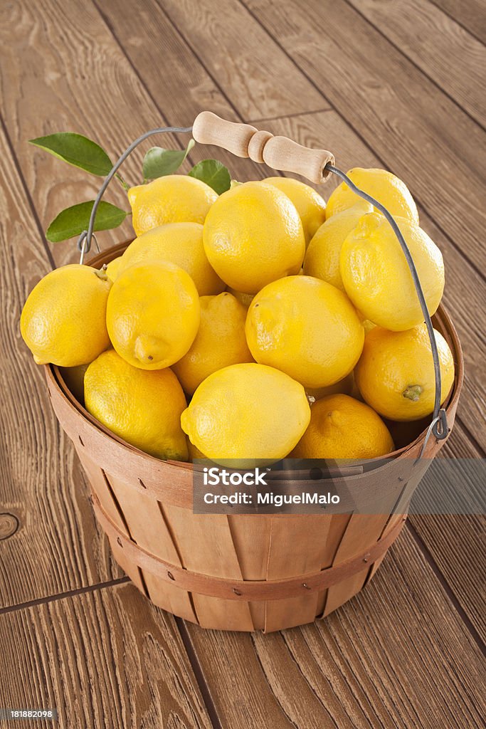 Lemons in einem Eimer - Lizenzfrei Abnehmen Stock-Foto