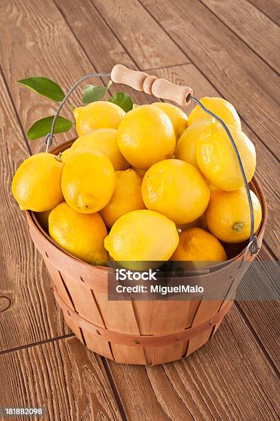 Lemons In Einem Eimer Stockfoto und mehr Bilder von Abnehmen - Abnehmen, Beleuchtet, Bund