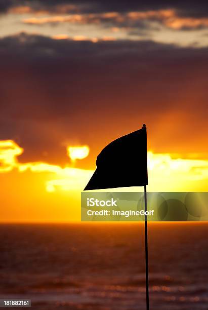 Photo libre de droit de Drapeau De Golf Et Locéan Au Coucher Du Soleil banque d'images et plus d'images libres de droit de Ciel - Ciel, Ciel menaçant, Contre-jour