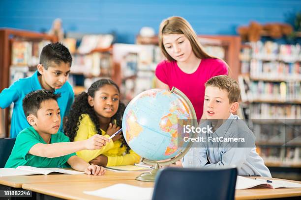 Diversos Aula Da Escola Primária - Fotografias de stock e mais imagens de Afro-americano - Afro-americano, Aluna, Aluno