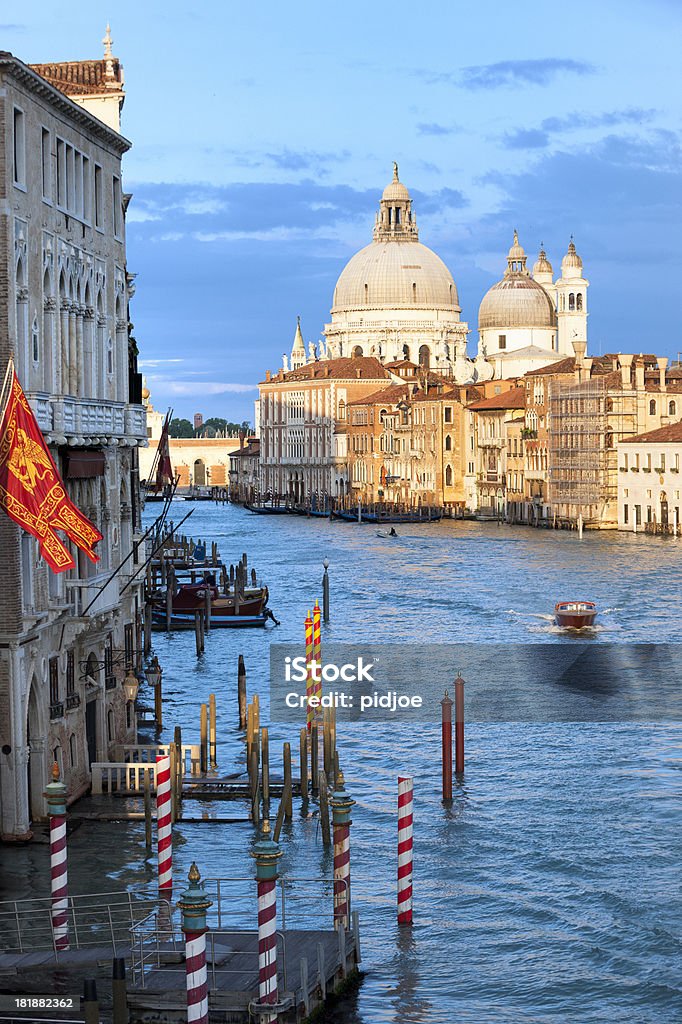 Basílica de Santa Maria della Salute, Venecia, Italia al atardecer - Foto de stock de Agua libre de derechos