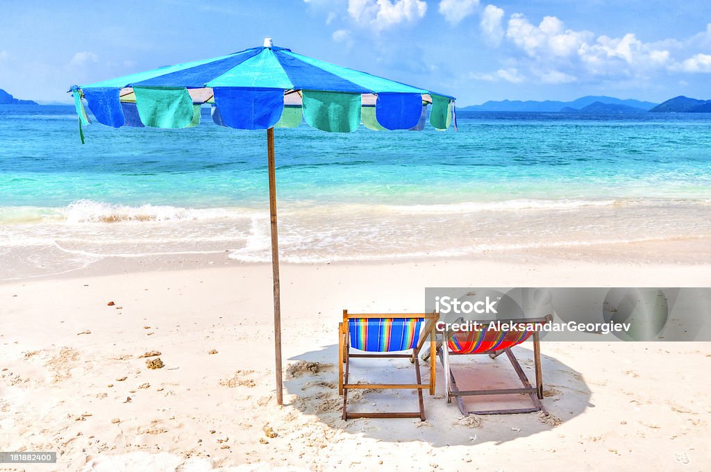 白い砂浜のビーチチェアとパラソル付き - Horizonのロイヤリティフリーストックフォト