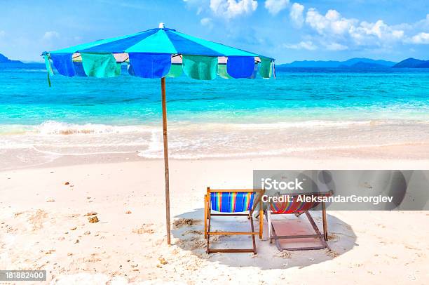 白い砂浜のビーチチェアとパラソル付き - Horizonのストックフォトや画像を多数ご用意 - Horizon, アウトドアチェア, サンシェード