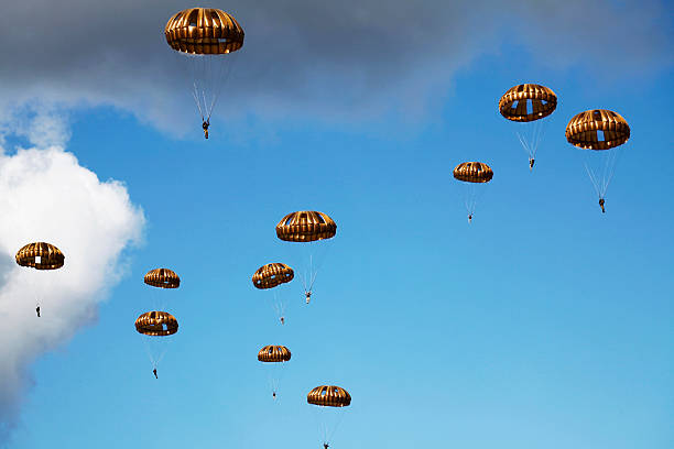 Air Borne "Remembering of the world war ll Operation Market Garden the largest airborne landing operation ever was a failure that cost thousands of lives. More than 12,000 men, (Britiish, American and Poles) were dropped near Ede, but only 2,200 made it back home. The depiciting parachutists are some of the thousand soldiers dropped during the Remembering at 22 september 2012. The remembering is a yearly event in Ede, Netherlands," operation market garden stock pictures, royalty-free photos & images