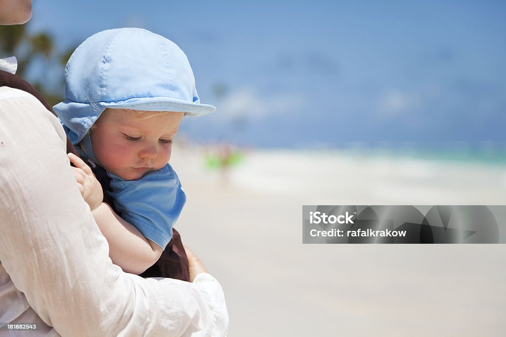 Madre sosteniendo a su bebé niño hijo - Foto de stock de Familia libre de derechos
