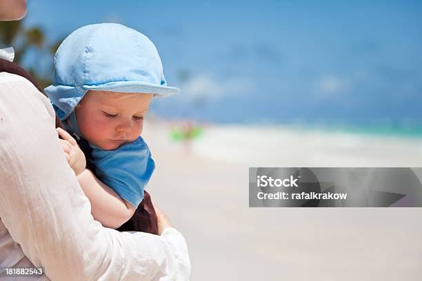 Madre Sosteniendo A Su Bebé Niño Hijo Foto de stock y más banco de imágenes de Familia - Familia, Punta Cana, Agarrar