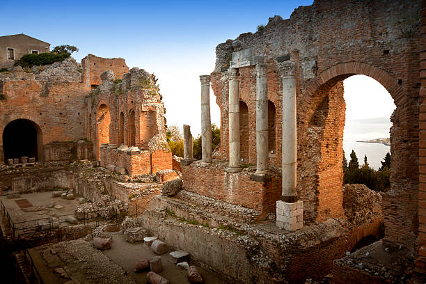 taormina, le théâtre grec - ancient past classic monument photos et images de collection