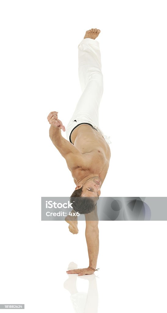 A petto nudo uomo pratica la capoeira - Foto stock royalty-free di A petto nudo