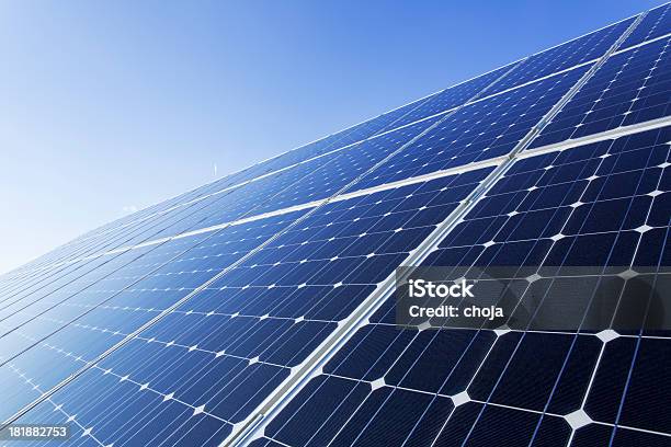 Foto de Painéis Solares Em Um Dia Ensolarado Contra O Céu Azul Límpido e mais fotos de stock de Eletricidade