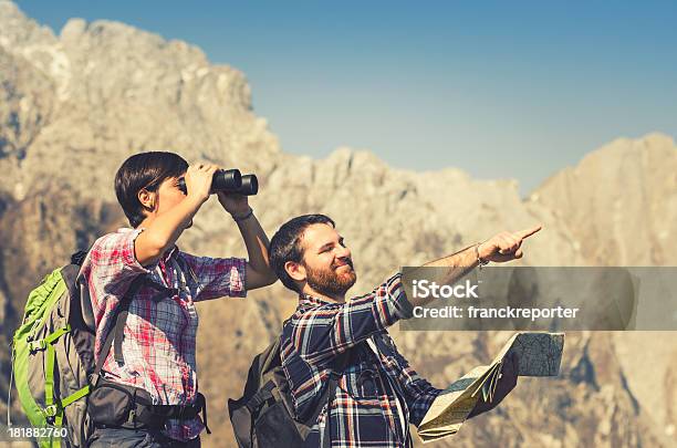 Respeto A La Montaña Foto de stock y más banco de imágenes de 20 a 29 años - 20 a 29 años, Acantilado, Adulto