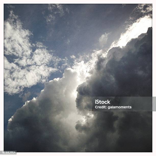 Się Ciemne Chmury - zdjęcia stockowe i więcej obrazów Bez ludzi - Bez ludzi, Burza, Burza z piorunami