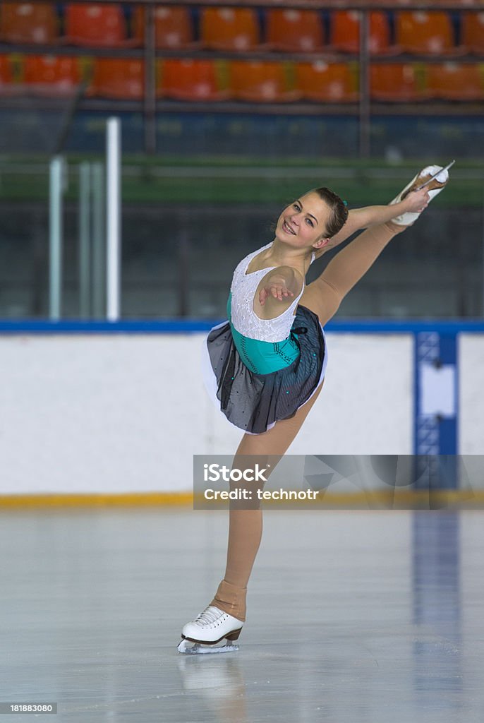 魅力的な女性のアイススケート - フィギュアスケート��のロイヤリティフリーストックフォト