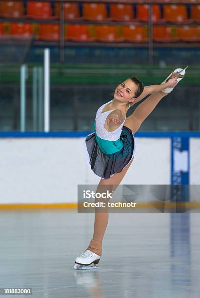 魅力的な女性のアイススケート - フィギュアスケートのストックフォトや画像を多数ご用意 - フィギュアスケート, 1人, アイススケート場