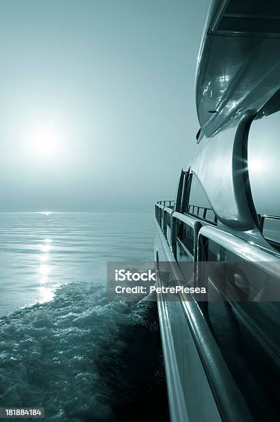 Luksusowy Jacht Motorowy Żeglarstwo Na Zachód Słońca - zdjęcia stockowe i więcej obrazów Bardzo zwolnione tempo