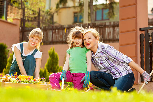 familia jardinería juntos al aire libre - family grandmother multi generation family nature fotografías e imágenes de stock