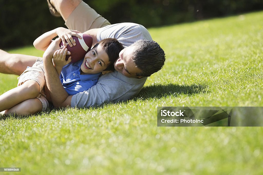 Jungen spielen mit Vater American Football - Lizenzfrei Kind Stock-Foto