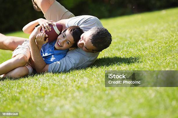 Jungen Spielen Mit Vater American Football Stockfoto und mehr Bilder von Kind - Kind, Lateinamerikanische Abstammung, Spielen