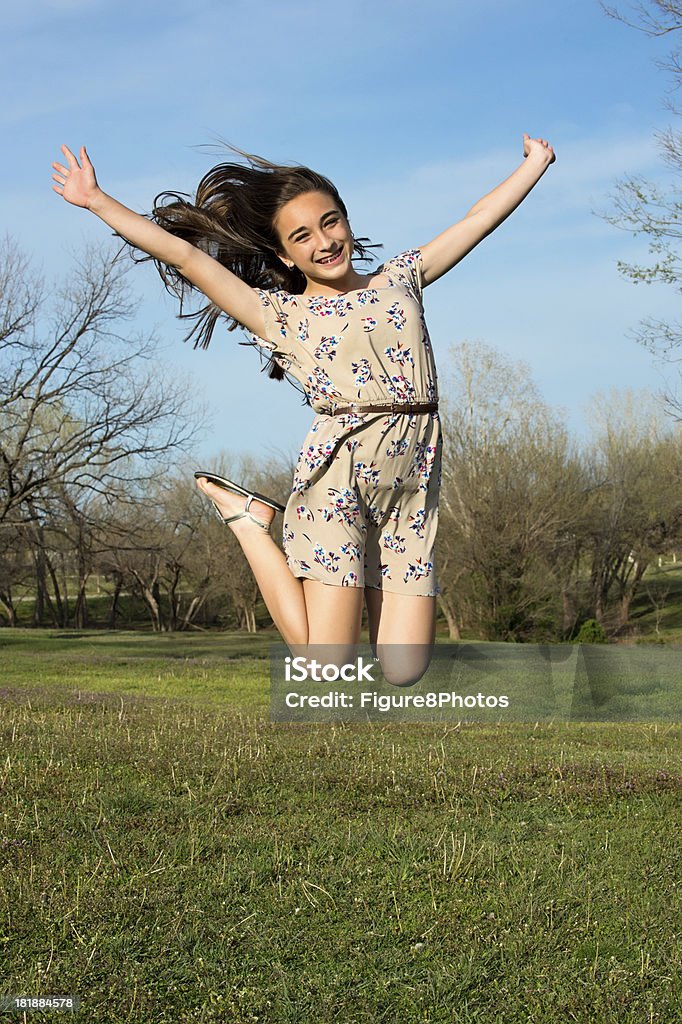 Pre teen ragazza saltando - Foto stock royalty-free di 12-13 anni