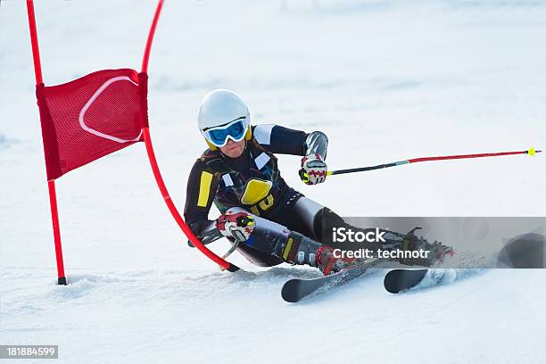 Giovane Donna Professionale Sciatore Nello Slalom Gigante Di Gara - Fotografie stock e altre immagini di Sci - Attrezzatura sportiva