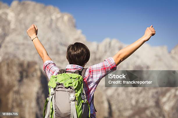 Mulher No Topo Do Pico - Fotografias de stock e mais imagens de Admirar a Vista - Admirar a Vista, Adulto, Alcançar