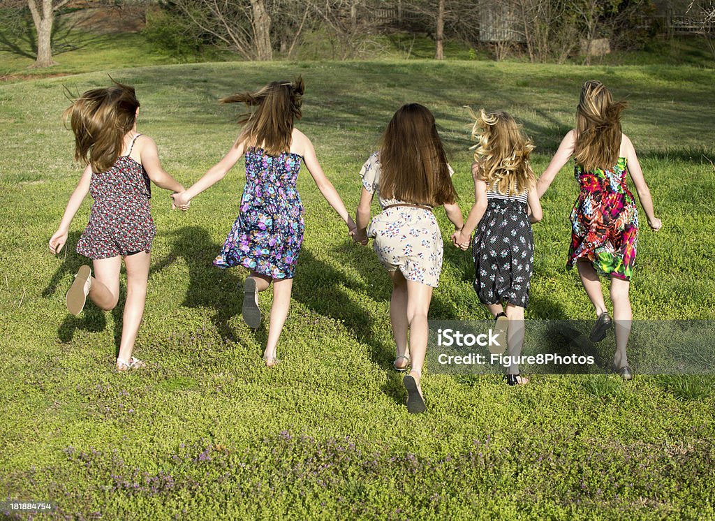 Pré-ado filles courir - Photo de 12-13 ans libre de droits