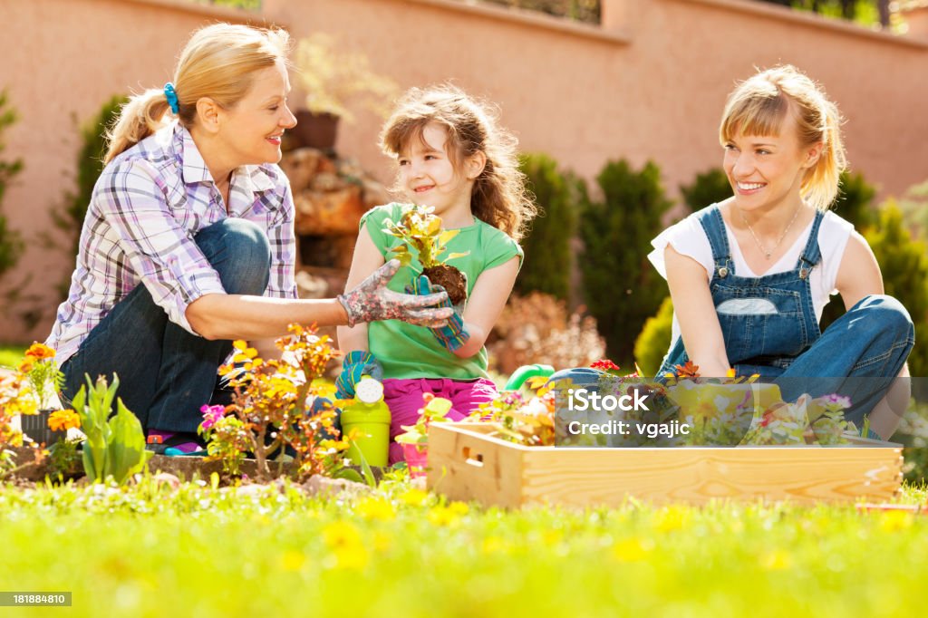 Familie Gartenarbeit zusammen im Freien - Lizenzfrei 25-29 Jahre Stock-Foto