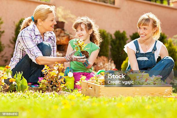 Familie Gartenarbeit Zusammen Im Freien Stockfoto und mehr Bilder von 25-29 Jahre - 25-29 Jahre, 6-7 Jahre, Aktivitäten und Sport