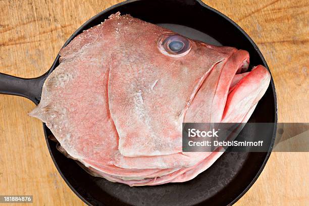 Кулинарный A Fish Head — стоковые фотографии и другие картинки Групер - Групер, Грязный, Без людей