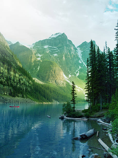 lago canadiano - alberta mountain lake landscape imagens e fotografias de stock