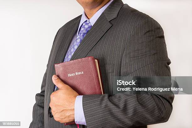 Pastor Hält Die Bibel Stockfoto und mehr Bilder von Finanzvorstand - Finanzvorstand, Religion, Alt