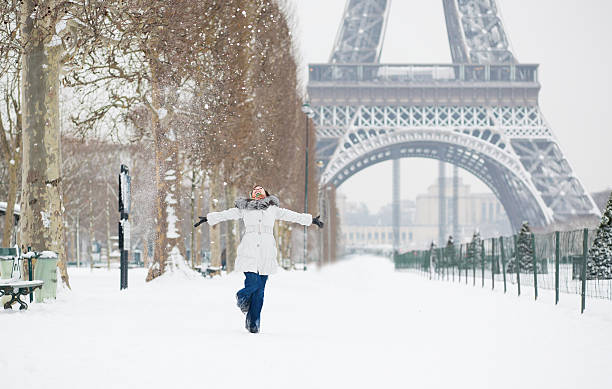 inverno em paris. jovem feliz pulando - pele tower - fotografias e filmes do acervo