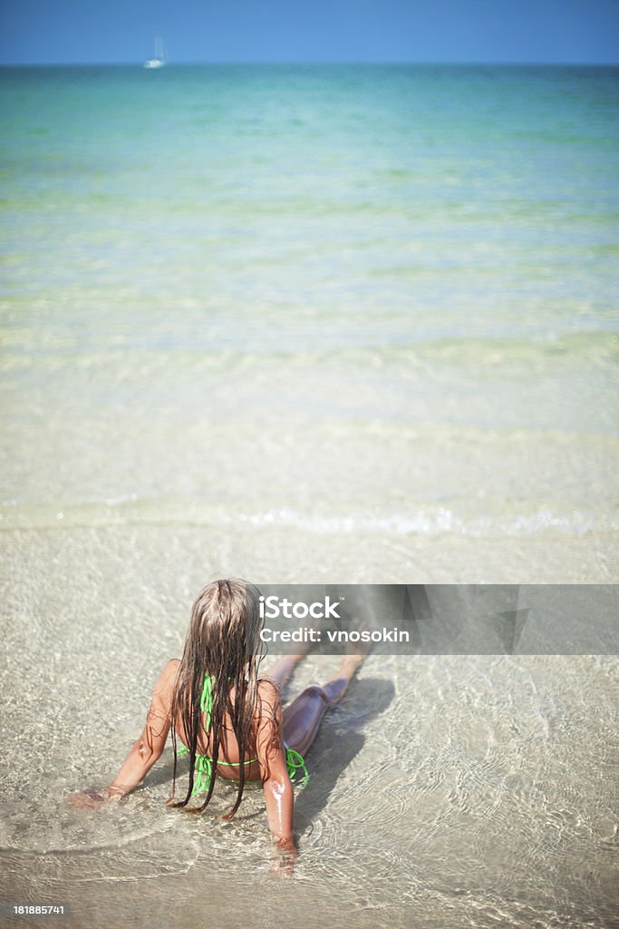 Menina relaxar na praia - Foto de stock de 6-7 Anos royalty-free