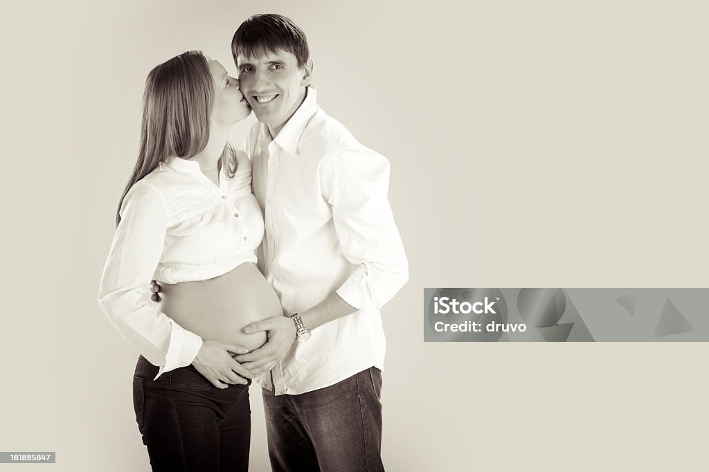 Молодая пара ждет ребенка - Стоковые фото 30-39 лет роялти-фри