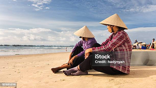 Foto de Dois Vietnamita Mulher Sentada Na Praia e mais fotos de stock de Adulto - Adulto, Amarelo, Ao Dai