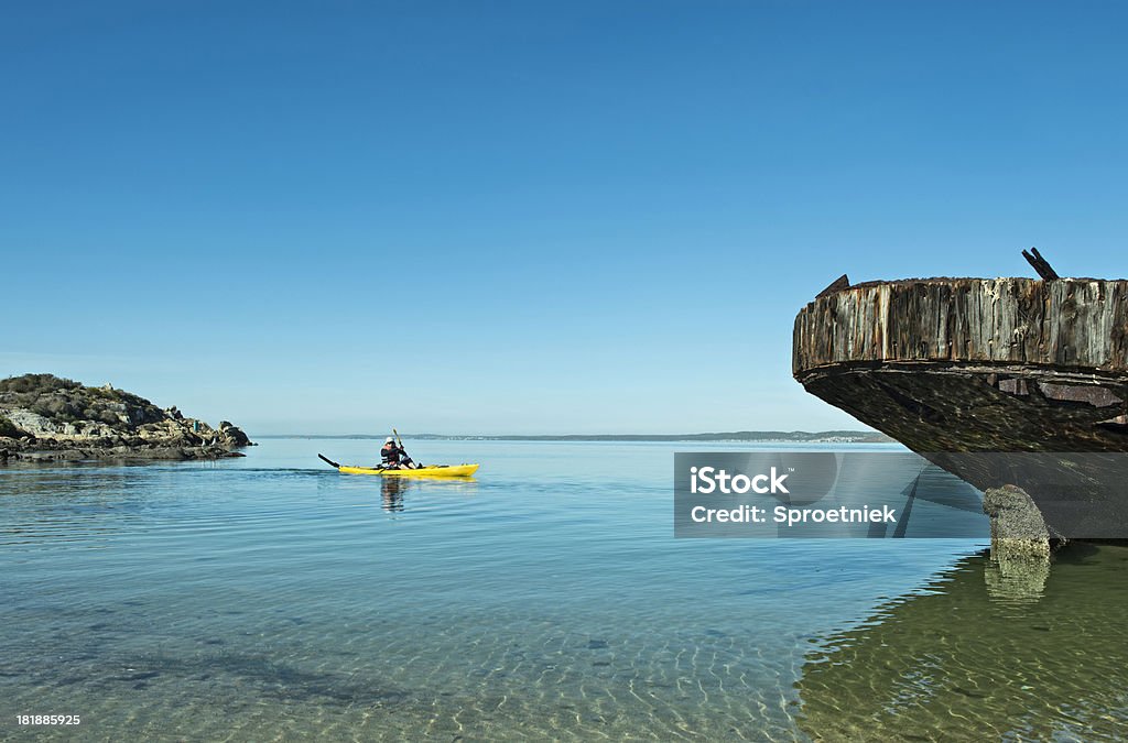 Piragüista enfoques naufragio - Foto de stock de Laguna libre de derechos