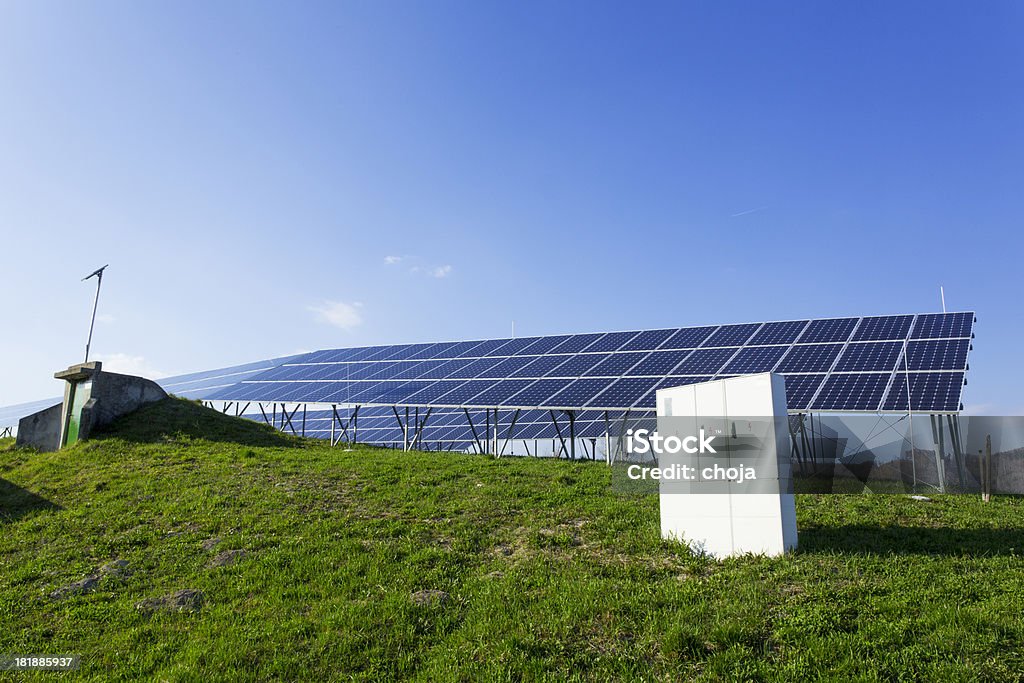 Los paneles solares en un día soleado en cielo azul - Foto de stock de Central eléctrica solar libre de derechos