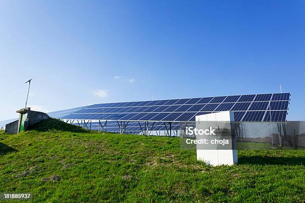 Los Paneles Solares En Un Día Soleado En Cielo Azul Foto de stock y más banco de imágenes de Central eléctrica solar