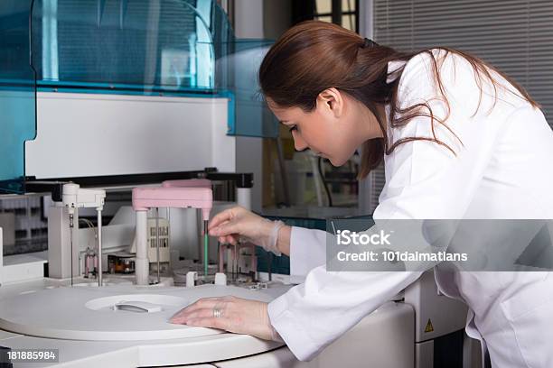 Cientista Trabalhando No Laboratório - Fotografias de stock e mais imagens de Amostra Médica - Amostra Médica, Amostra de Urina, Analisar