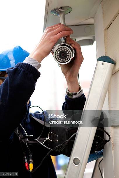 Configuração Da Câmara De Segurança - Fotografias de stock e mais imagens de Adulto - Adulto, Comércio - Consumismo, Câmara Fotográfica