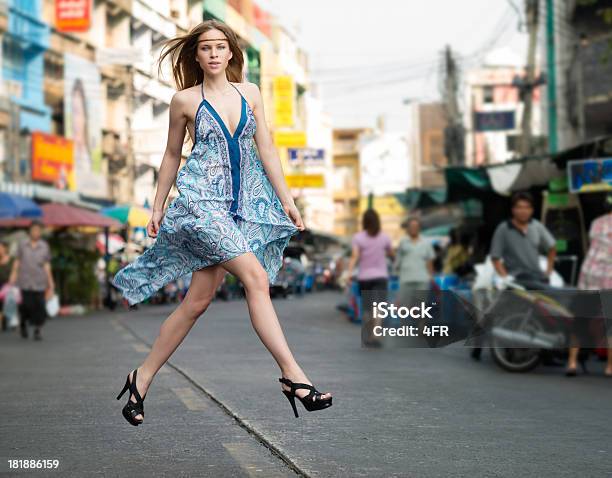 Foto de Urban Alta Costura No Centro Da Cidade De Bangkok e mais fotos de stock de Mulheres - Mulheres, Alta costura, Só Uma Mulher