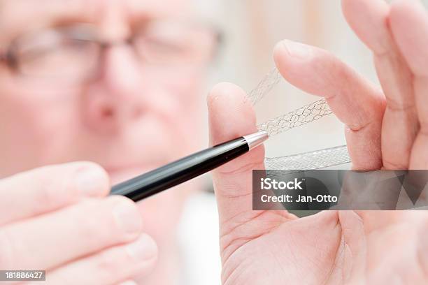 Medicamento Segurando Stents - Fotografias de stock e mais imagens de 50 Anos - 50 Anos, Adulto, Adulto maduro