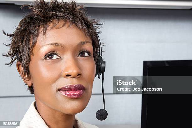 Mid Thirties Geschäftsfrau Stockfoto und mehr Bilder von Afrikanischer Abstammung - Afrikanischer Abstammung, Am Telefon, Bluetooth