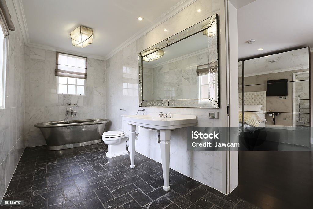 Salle de bains d'une suite - Photo de Ardoise - Roche métamorphique libre de droits